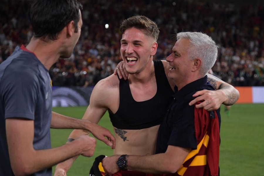 Zaniolo e Mourinho dopo la finale di Tirana (Getty Images)