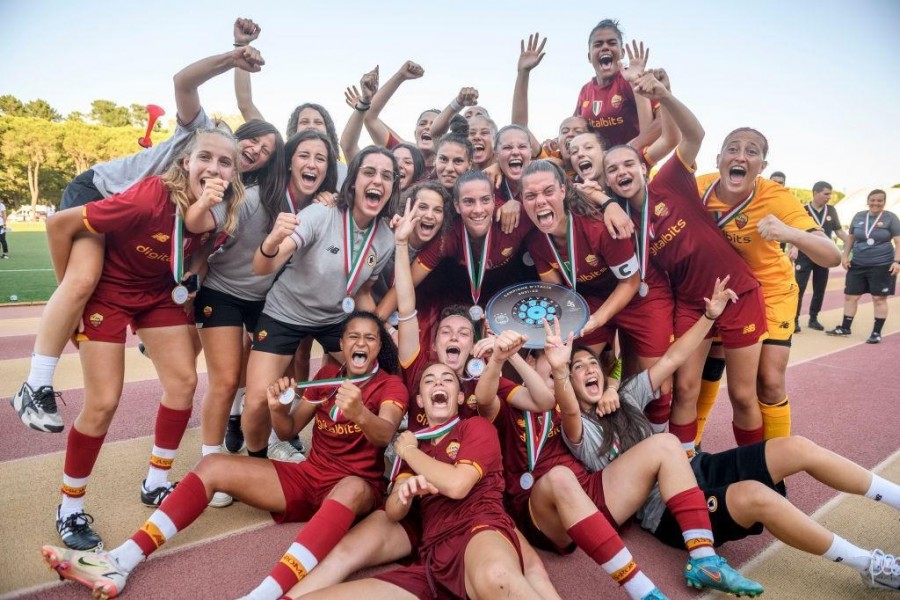 la Roma Femminile Primavera festeggia il terzo scudetto consecutivo (AS Roma via Getty Images)