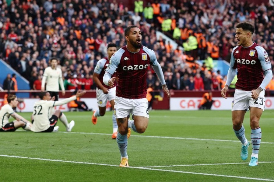 Douglas Luiz esulta dopo la rete segnata al Liverpool a maggio (Getty Images)