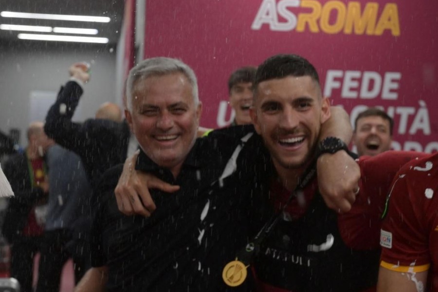 Pellegrini e Mourinho festeggiano negli spogliatoi di Tirana (As Roma via Getty Images)