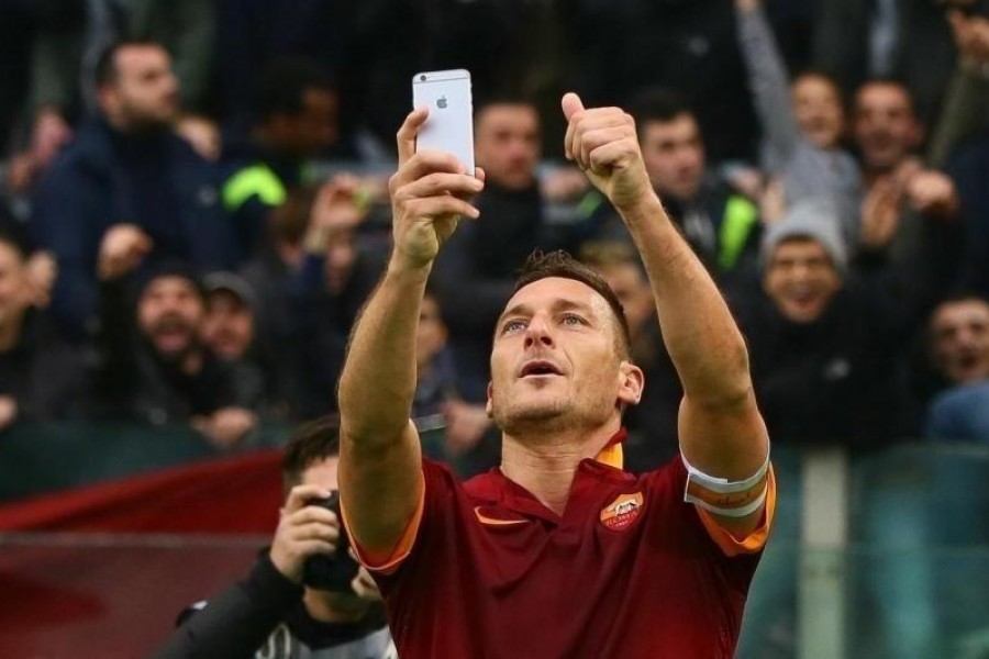Il selfie di Francesco Totti sotto la Curva Sud, di LaPresse