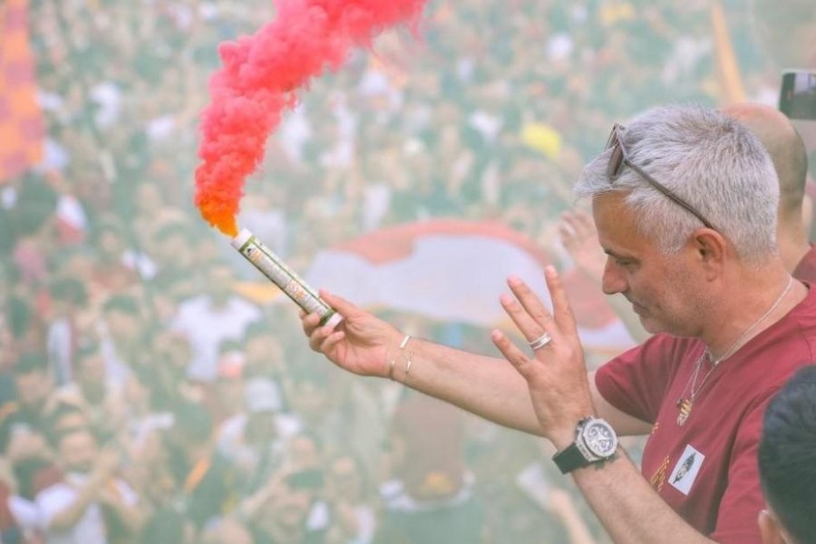 Josè Mourinho durante i festeggiamenti nel centro di Roma (As Roma via Getty Images)