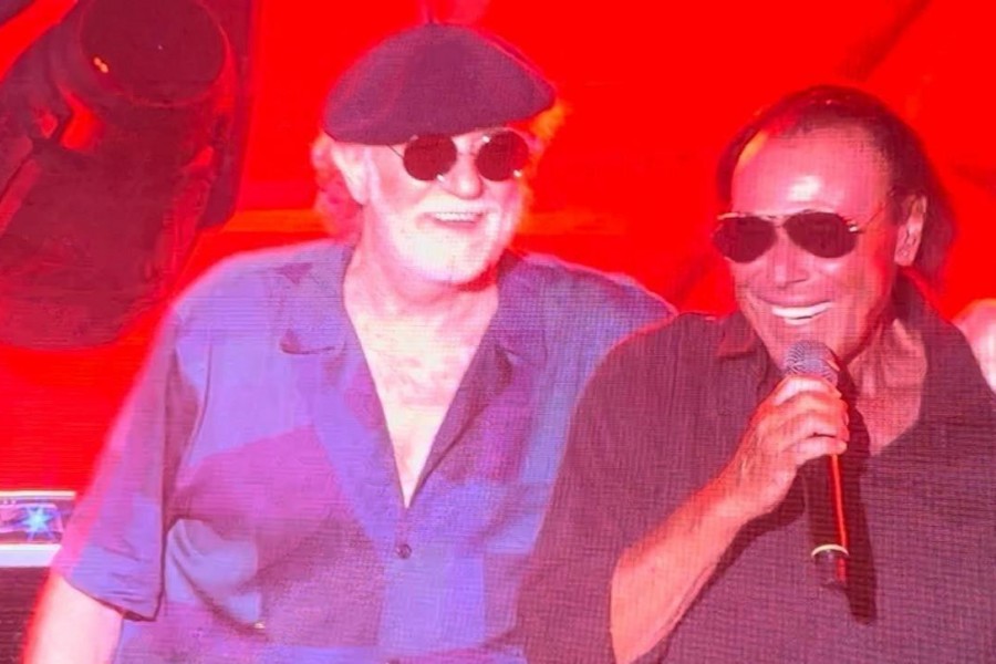 De Gregori e Venditti durante il concerto di ieri sera all'Olimpico