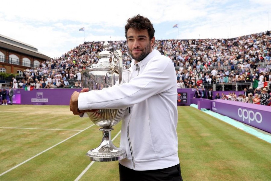 Matteo Berrettini con il trofeo conquistato al Queen's di Londra (Getty Images)