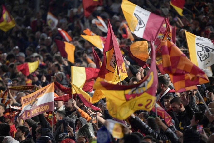 La Curva Sud colorata di giallorosso