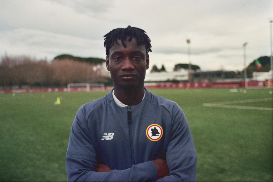 Ebrima Darboe a Trigoria durante le riprese del documentario (Foto Gabriele Trapani)