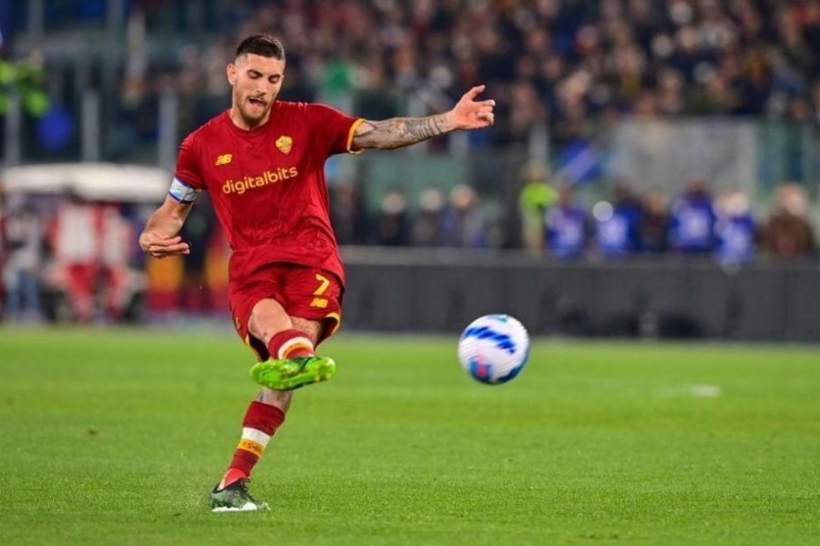 L'attimo in cui Lorenzo Pellegrini calcia la punizione vincente contro la Lazio (As Roma via Getty Images)