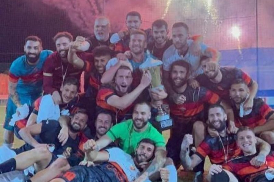 La Roma C8 con il trofeo appena vinto