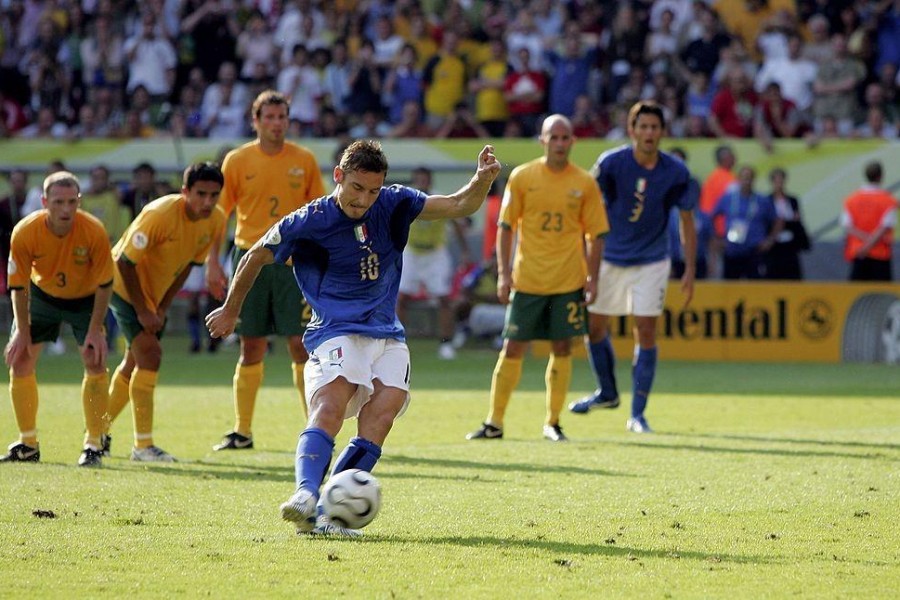 Totti scaraventa in porta il pallone che permetterà all'Italia di passare il turno contro l'Australia (Getty Images)