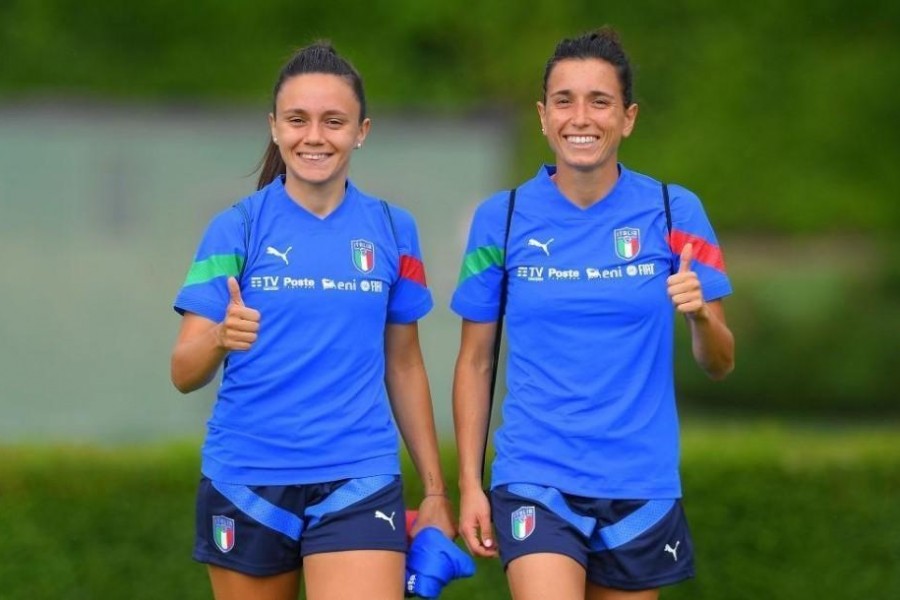 Serturini e Di Guglielmo dal ritiro delle azzurre (Getty Images)