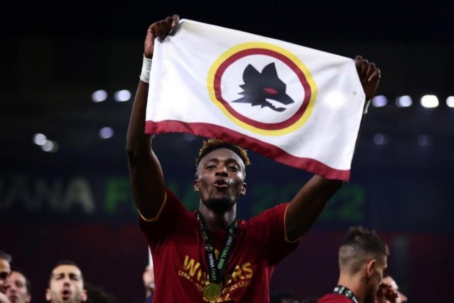 Tammy Abraham, festeggiando la Conference League nella notte di Tirana (As Roma via Getty Images)