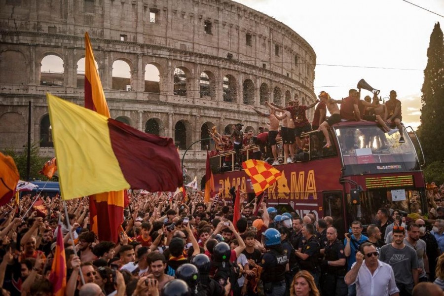 Parte della festa dei tifosi della Roma per la vittoria della Conference League (Getty Images)