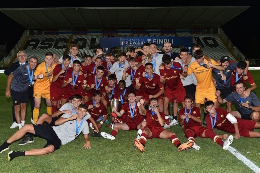 I giocatori della Roma Under 16 festeggiano la vittoria dello scudetto contro il Milan (Getty Images)