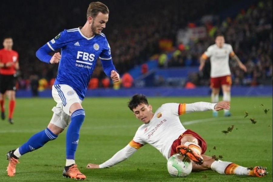 Roger Ibanez in azione contro il Leicester (As Roma via Getty Images)