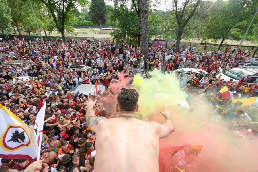 Nicolò Zaniolo mentre festeggia con i tifosi della Roma