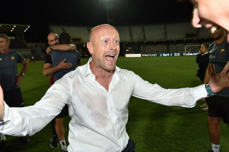 Gianluca Falsini festeggia lo Scudetto vinto con l'Under  16 (Getty Images)