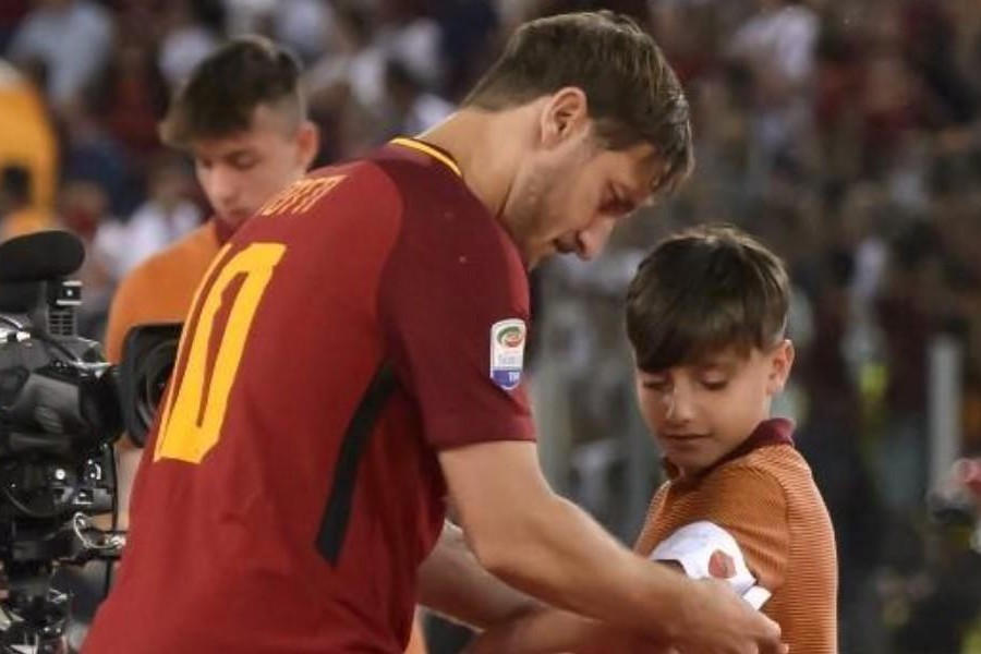 Francesco Totti consegna la fascia da capitano ad un giovanissimo Almaviva