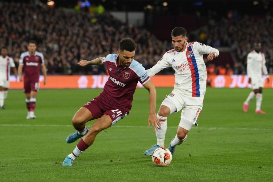 Houssem Aouar, 24 anni domani, in azione nella sfida dei quarti di finale dell’Europa League 2021-22 tra l’Olympique Lione e il West Ham  (Getty Images)
