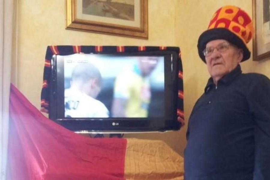Giovanni Rosellini, 100 anni compiuti ieri, da sempre tifoso della Roma, davanti alla tv pronto a tifare per la squadra giallorossa