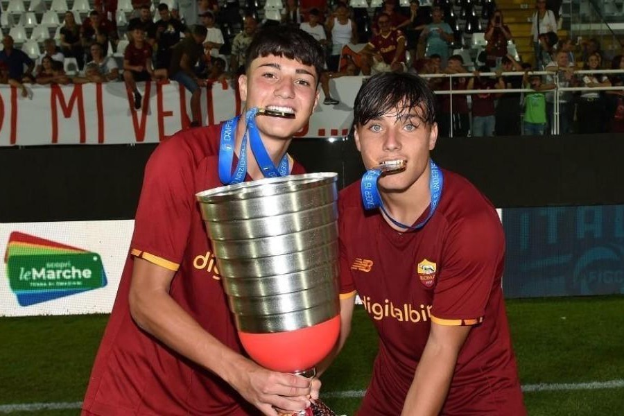 Marco Litti (a sinistra) e Mattia Almaviva festeggiano con coppa e medaglie lo scudetto vinto contro il Milan (Getty Images)