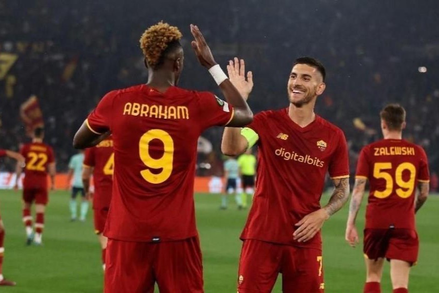 Lorenzo Pellegrini festeggia con Tammy Abraham dopo il gol dell’inglese nella semifinale contro il Leicester (AS Roma via Getty Images)