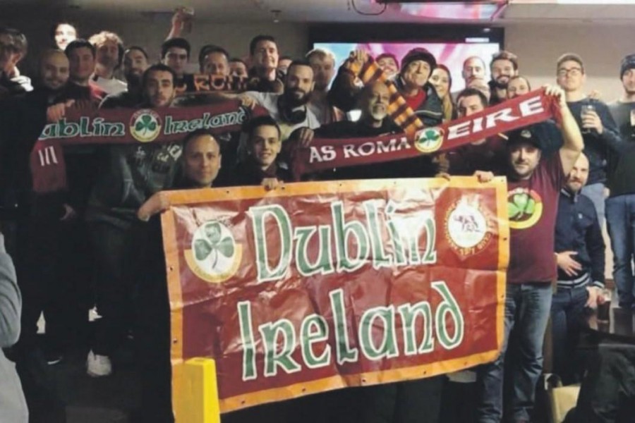 Un’immagine di alcuni membri del Roma Club Dublino nel loro pub di “adozione” nel cuore dell’Irlanda, con  il classico striscione che portano anche allo Stadio Olimpico