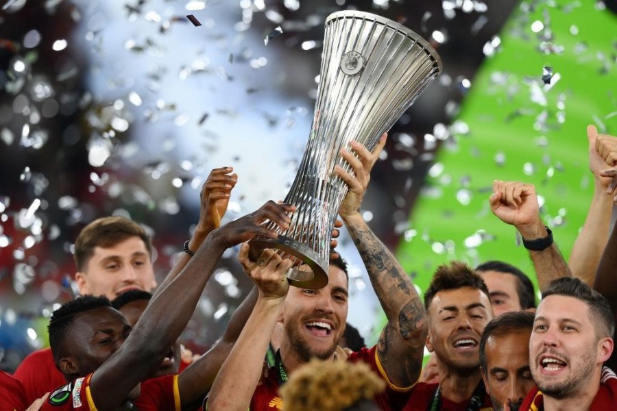 La Roma durante la festa successiva alla vittoria della Conference League