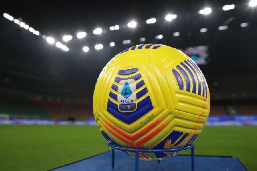 Il pallone della Serie A 2020-21 (Getty Images)