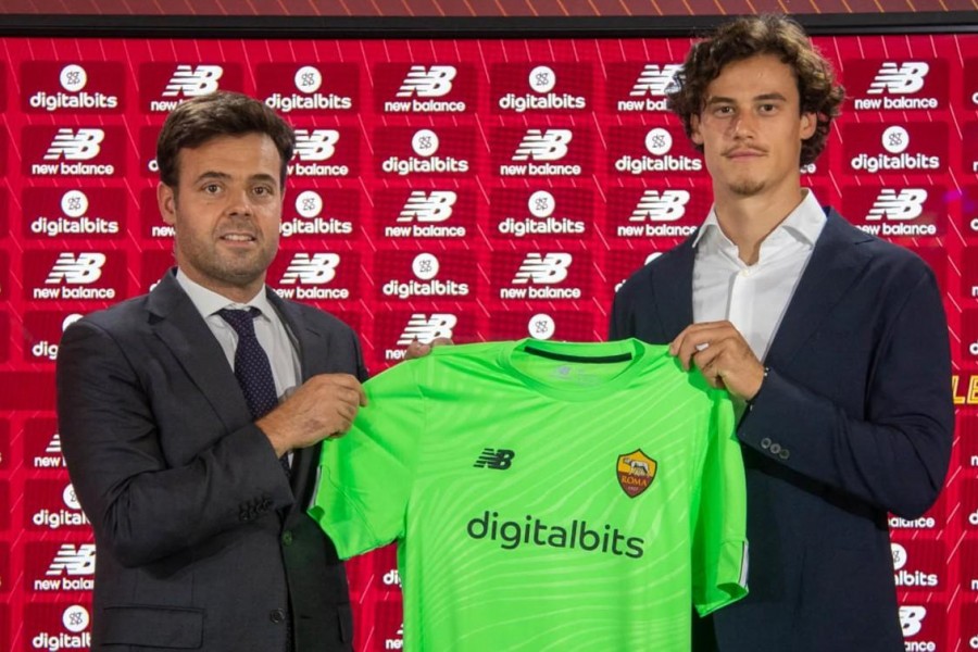 Svilar mostra la sua nuova maglia accanto al GM Pinto (As Roma)