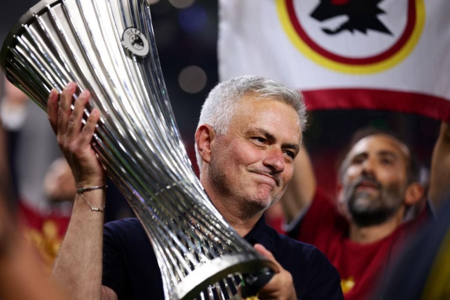 José Mourinho con la Conference in mano a Tirana (As Roma via Getty Images)