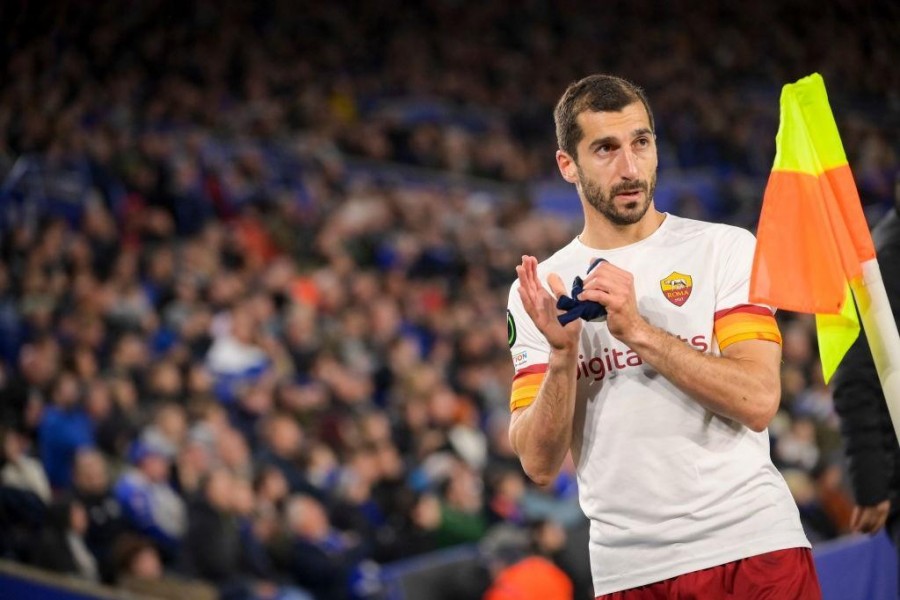 Mkhitaryan saluta i tifosi della Roma al King Power Stadium a Leicester (As Roma via Getty Images)