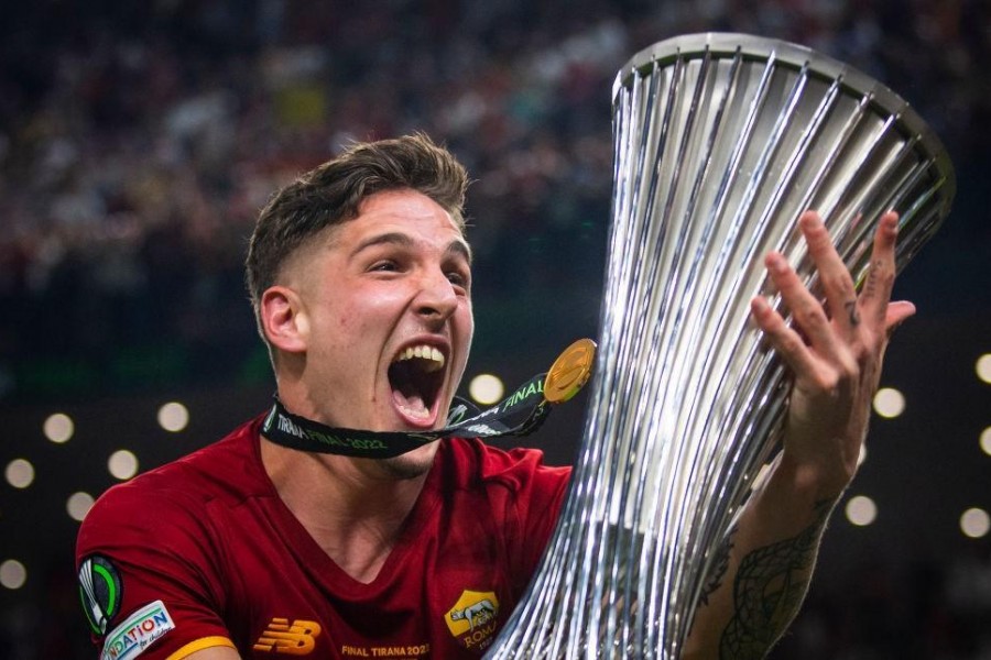 Zaniolo con la coppa della Conference League (As Roma via Getty Images)