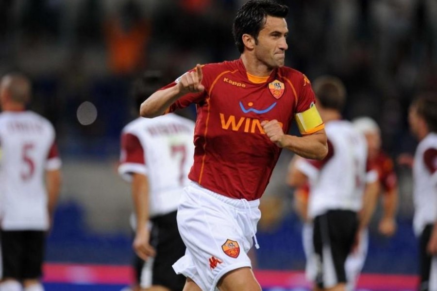 Christian Panucci con la maglia giallorossa e la fascia da capitano (Getty images)