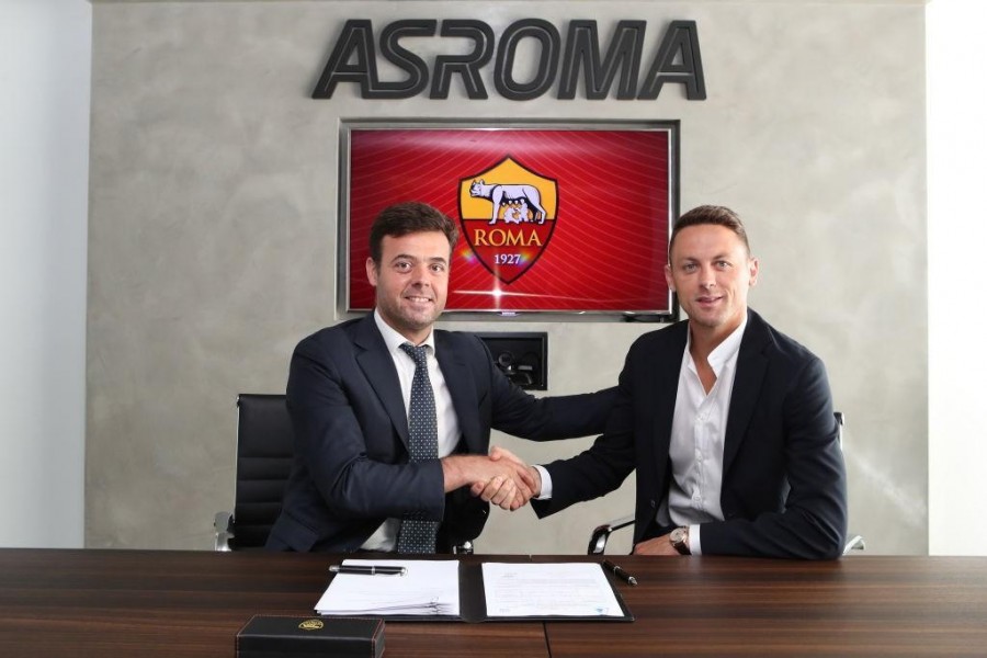 Matic e Tiago Pinto al momento della firma del contratto (As Roma via Getty Images)