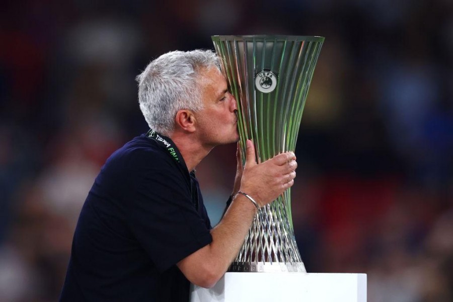 José Mourinho con la coppa della Conference League