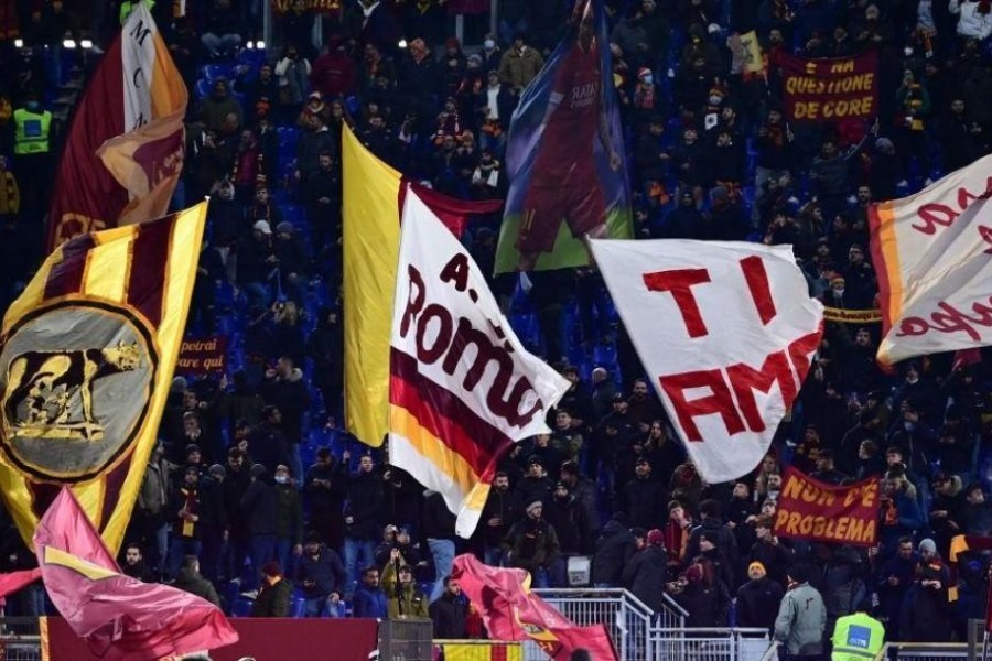 La Curva Sud colorata di giallorosso