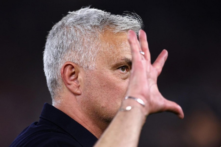 Mourinho esulta dopo la vittoria della Conference (As Roma via Getty Images)