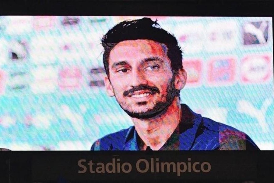 L'immagine di Astori proiettata durante il derby, di LaPresse