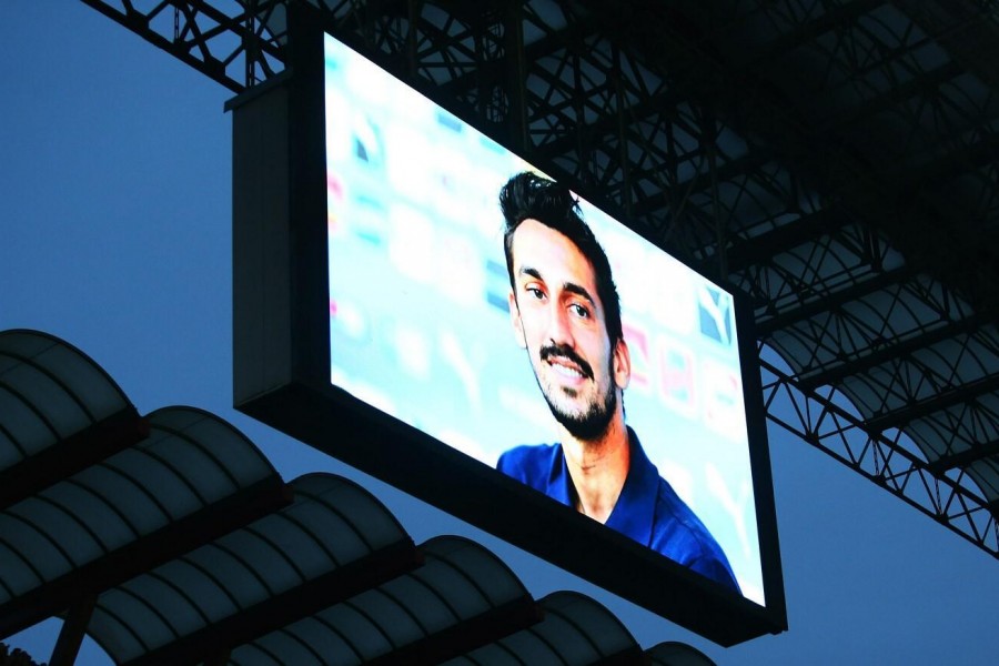 L'immagine di Davide Astori proiettata su tutti i maxischermi della Serie A, di LaPresse