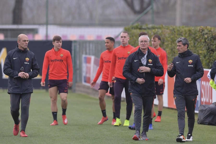 Claudio Ranieri dirige l'allenamento a Trigoria, di LaPresse