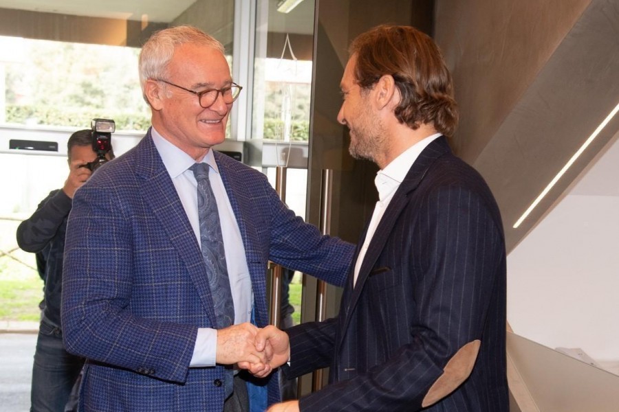 Stretta di mano tra Ranieri e Totti, di LaPresse