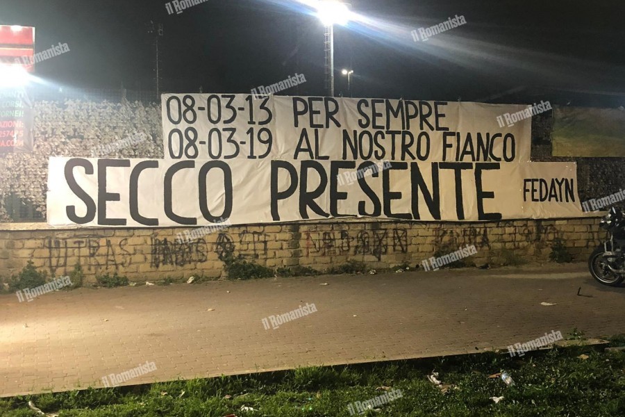 Lo striscione esposto a Piazza Mancini