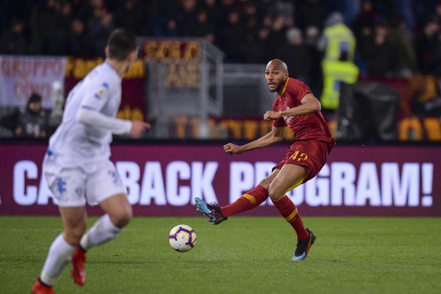 Steven Nzonzi in campo con la Roma, di LaPresse