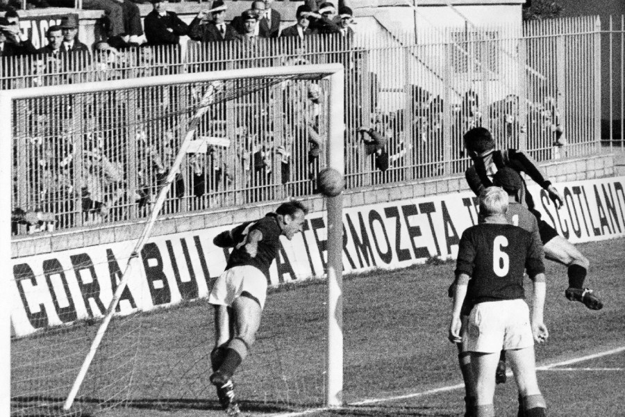 Giacomo Losi salva un pallone sulla linea in un Inter-Roma del 18-10-1964, di LaPresse