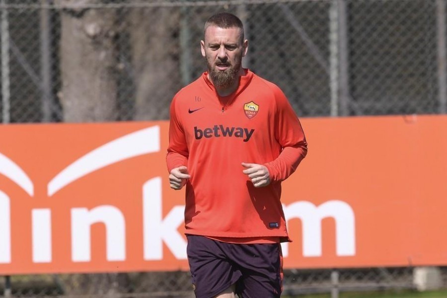 Daniele De Rossi sotto al sole di Trigoria, di LaPresse