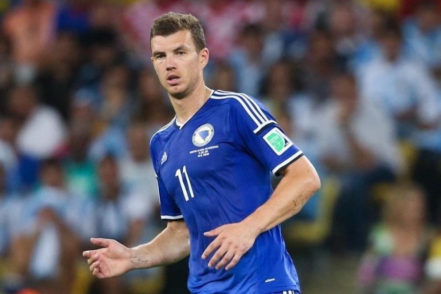 Edin Dzeko con la nazionale bosniaca, di LaPresse