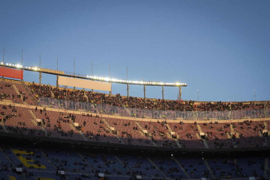 Il settore ospiti del Camp Nou con i romanisti durante la scorsa Champions, con biglietti venduti a 89 euro, di LaPresse