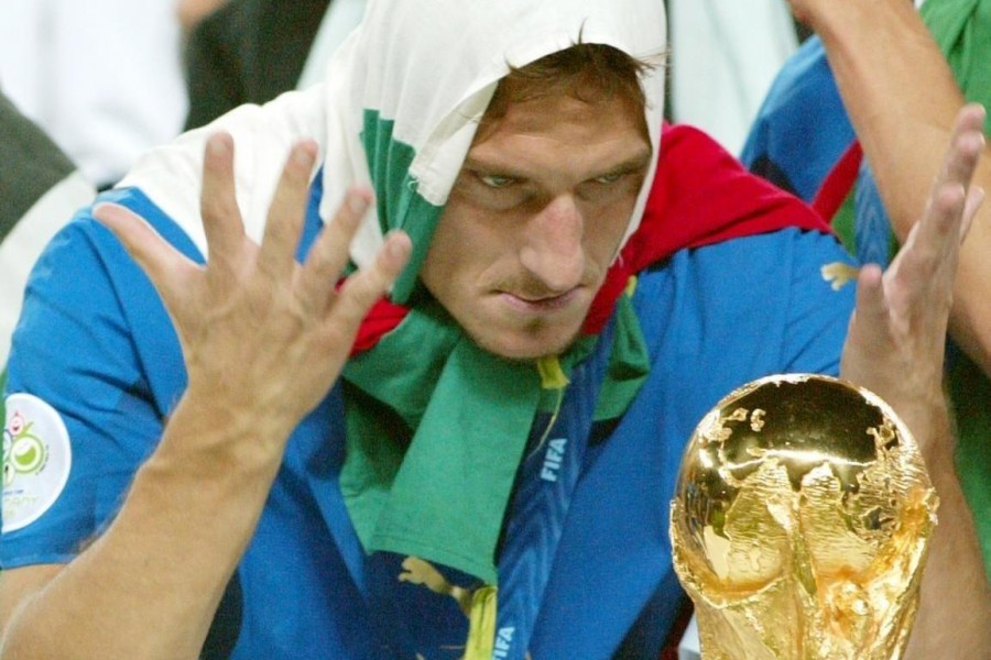 Francesco Totti osserva la Coppa del Mondo, di LaPresse