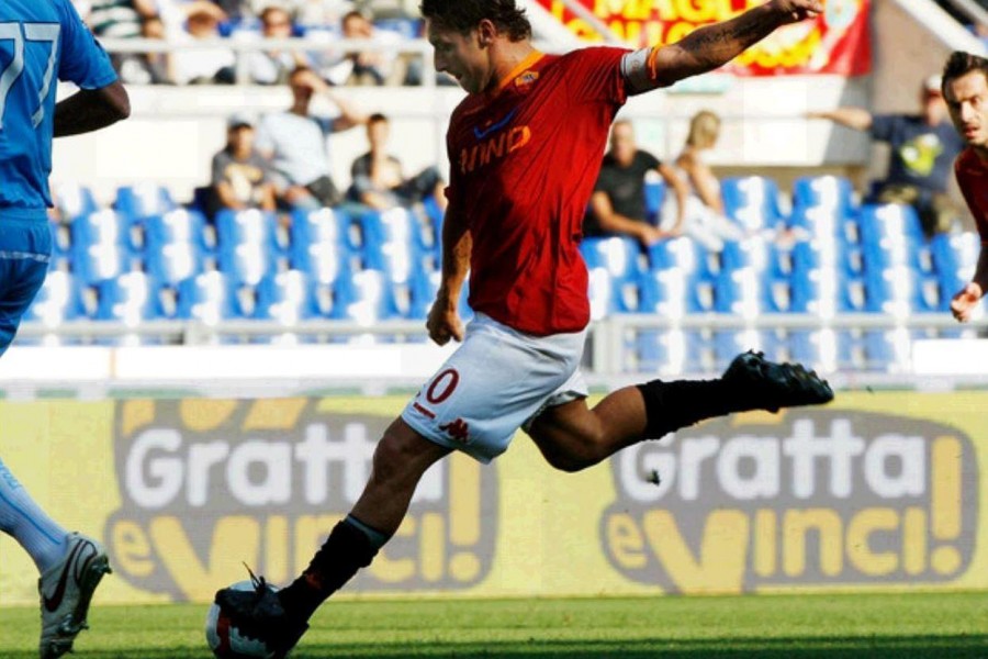 Francesco Totti carica il destro che vale il 2-1 della Roma sul Napoli: nell’occasione si infortuna