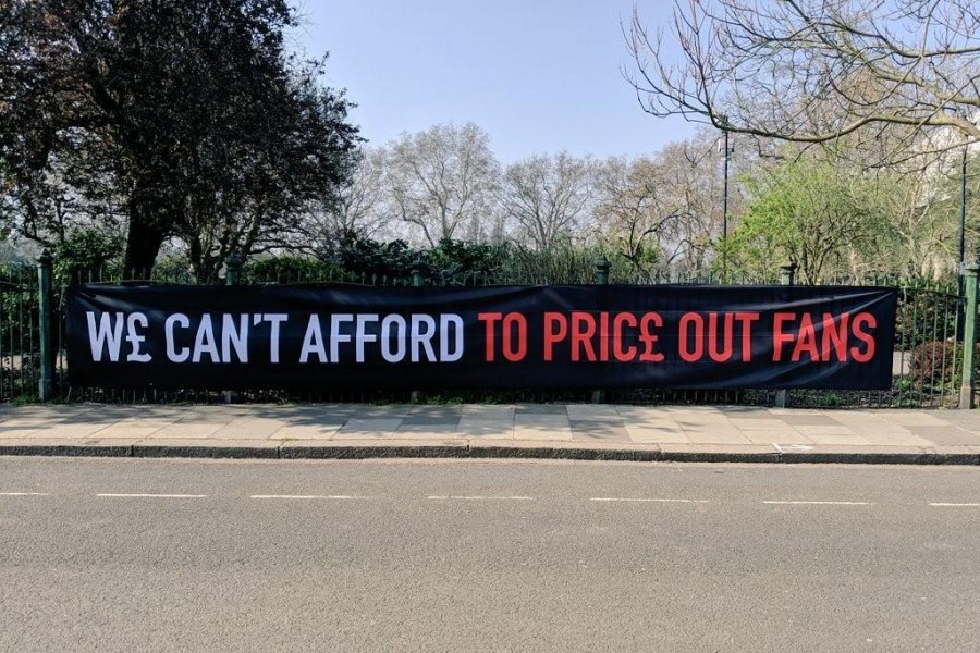 Lo striscione esposto dai tifosi del Fulham all'esterno di Craven Cottage